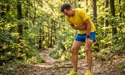Seitenstechen beim Joggen – Läufer hält sich die schmerzende Seite